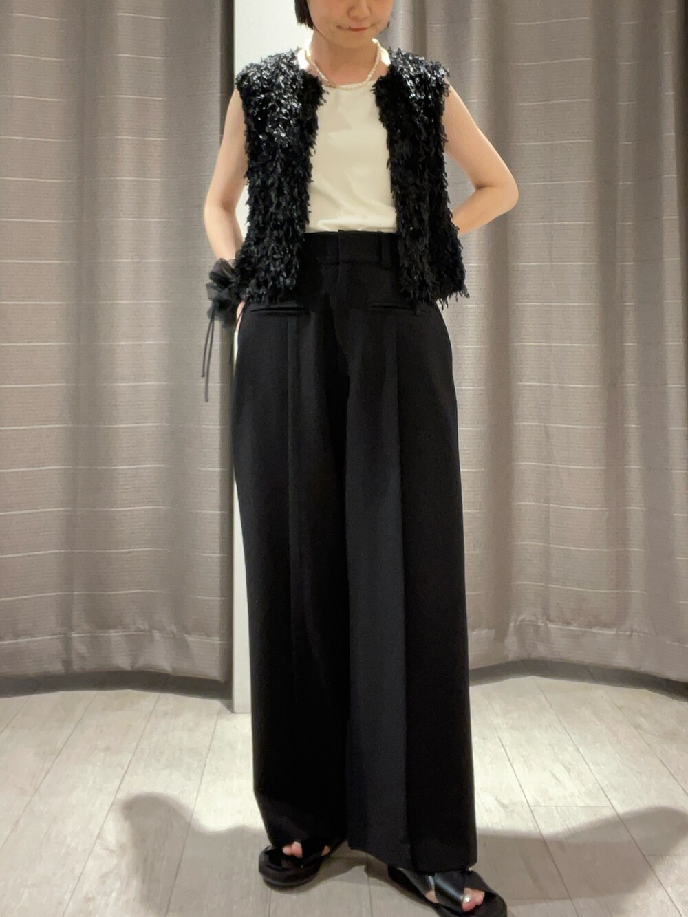 ブラック系のシューズ、ブラック系のパンツ、ブラック系のシャツ/ブラウスを着用したレディースの夏コーディネートの3枚目の写真