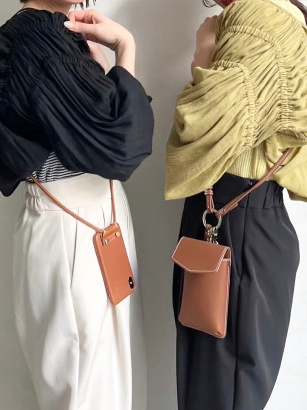 ブラック系のシャツ/ブラウス、イエロー系のシャツ/ブラウス、ホワイト系のデニムパンツを着用したレディースの夏コーディネートの2枚目の写真