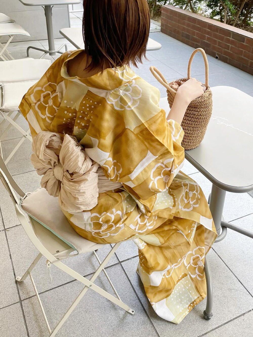 ベージュ系のハンドバッグ、イエロー系の浴衣、その他のその他を着用したレディースの夏コーディネートの5枚目の写真