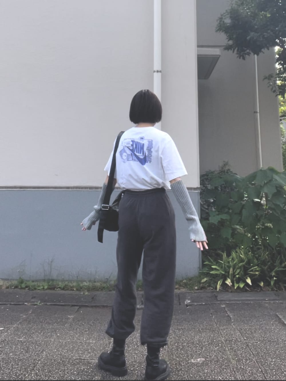 「休日スタイル、スウェットパンツ、NIKE、ゆるコーデ、ラフコーデ、散歩、秋、厚底ブーツ、グレー、カジュアルコーデ」｜「NIKEのNIKE / ナイキ  コミック デザイン Tシャツ / CT6869-100 / CT6869-010（Tシャツ/カットソー、ホワイト系）」を使った、アさん（骨格ウェーブ・レディース・162cm）の秋コーディネートの3枚目の写真