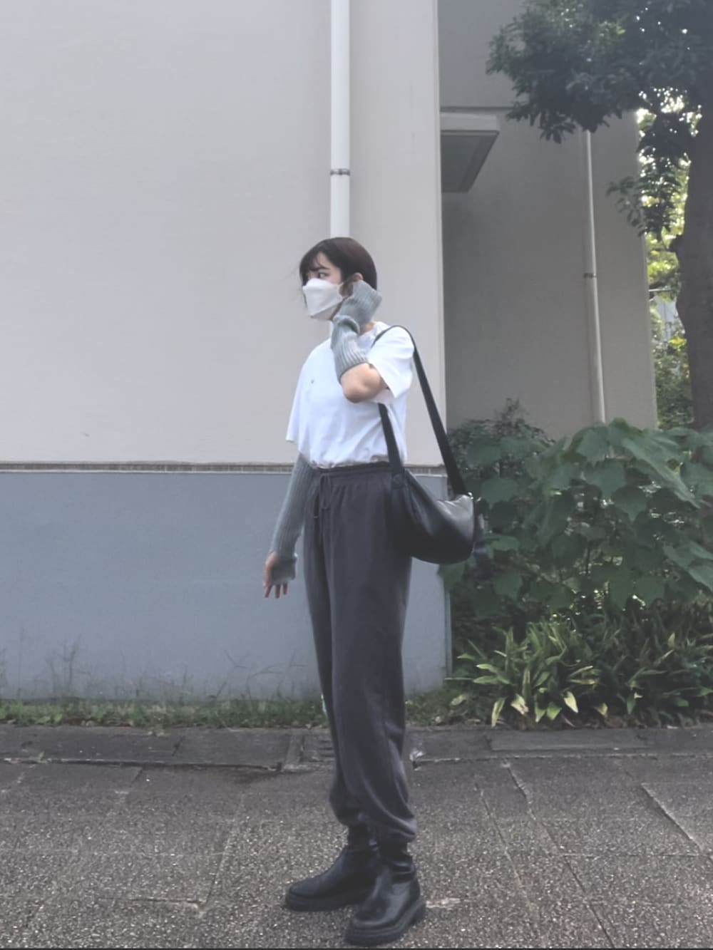 「休日スタイル、スウェットパンツ、NIKE、ゆるコーデ、ラフコーデ、散歩、秋、厚底ブーツ、グレー、カジュアルコーデ」｜「NIKEのNIKE / ナイキ  コミック デザイン Tシャツ / CT6869-100 / CT6869-010（Tシャツ/カットソー、ホワイト系）」を使った、アさん（骨格ウェーブ・レディース・162cm）の秋コーディネートの2枚目の写真
