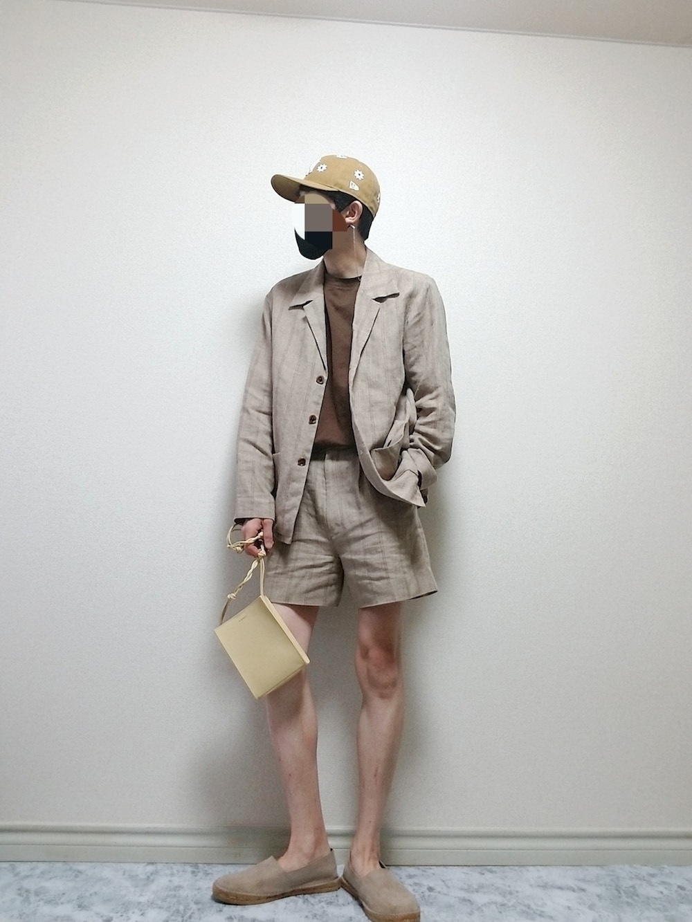 ブラウン系のTシャツ/カットソーを着用したメンズの春コーディネートの2枚目の写真