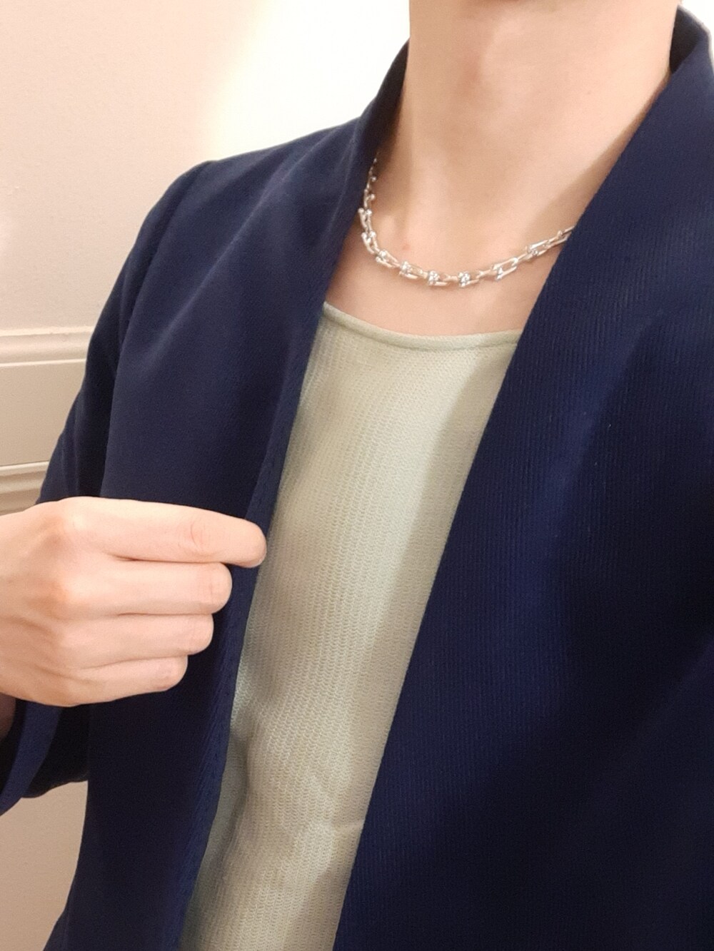 ブルー系のジャケット/アウター、ブラック系のその他シューズ、グリーン系のTシャツ/カットソーを着用したメンズの春コーディネートの2枚目の写真