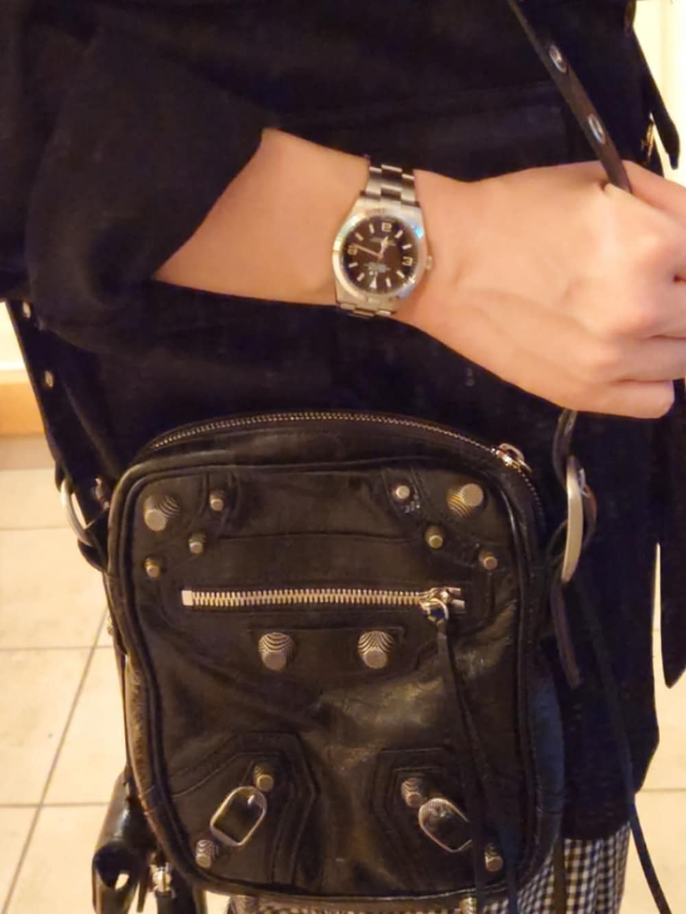 ブラック系のスラックス、ブラック系のショルダーバッグ、ブラック系のローファーを着用したメンズの冬コーディネートの2枚目の写真