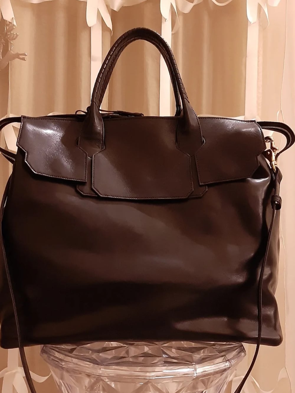 ブラック系のテーラードジャケット、ホワイト系のシャツ/ブラウス、ブラック系のバッグを着用したメンズの春コーディネートの2枚目の写真