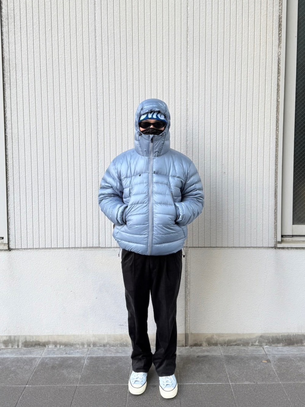 「JJJJoundのアイテム（ダウンジャケット/コート、ブルー系）」を使った、おのさん（メンズ・165cm）の冬コーディネートの2枚目の写真