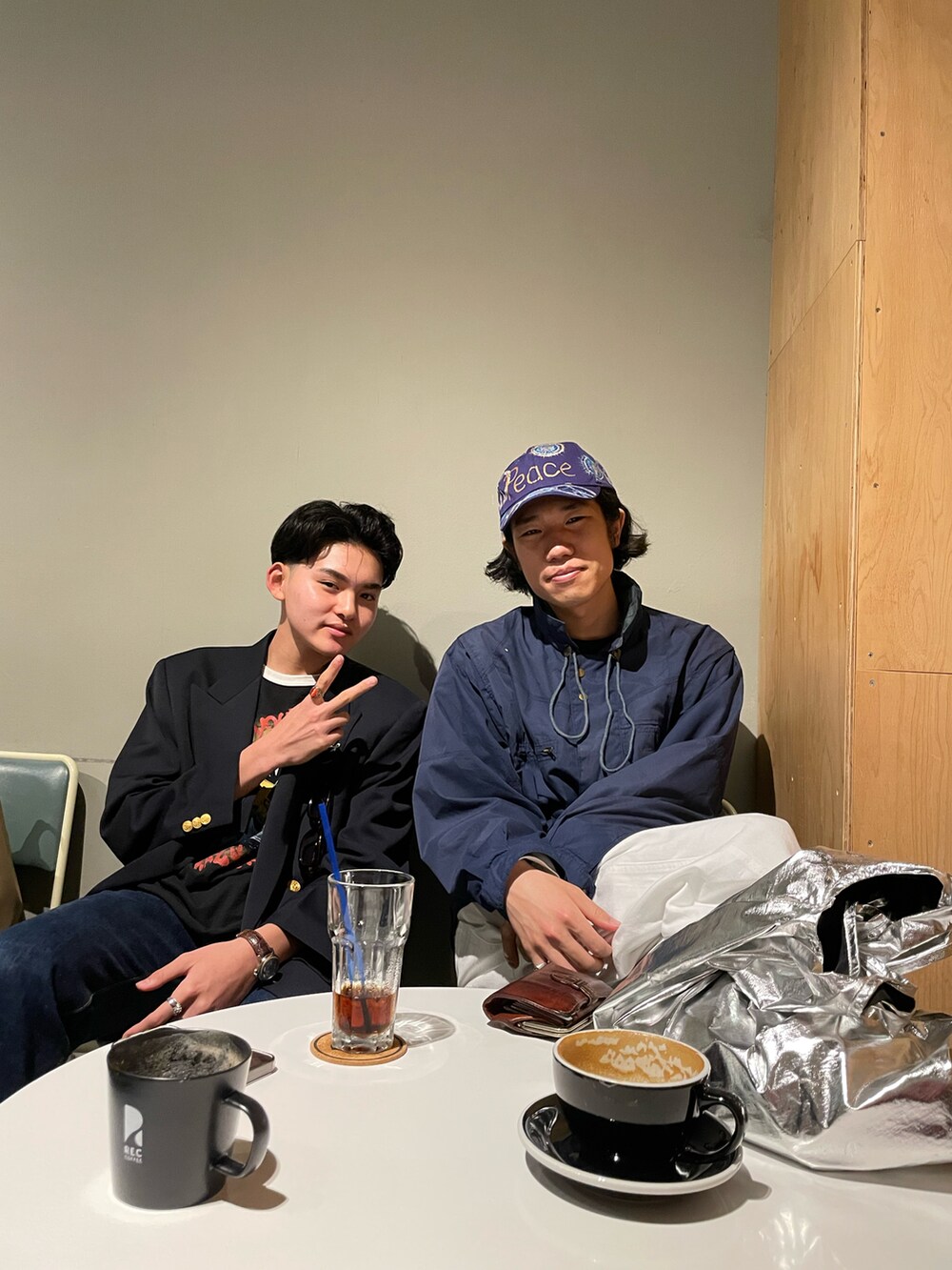 「adidas Originalsのアイテム（ジャージ、レッド系）」を使った、おのさん（メンズ・165cm）の春コーディネートの2枚目の写真