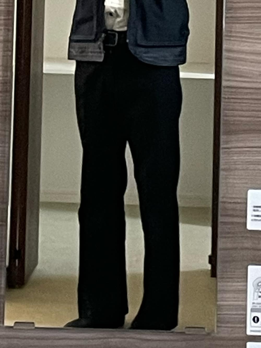 「Leeのアイテム（パンツ、ブラック系）」を使った、おのさん（メンズ・165cm）の春コーディネートの2枚目の写真