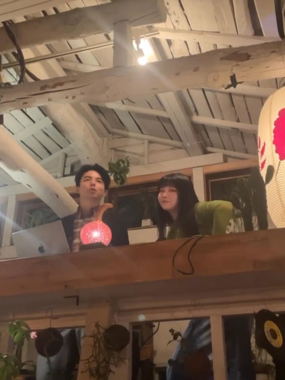 ブラック系のトレンチコート、ブラック系のパンツ、ブラック系のスニーカーを着用したメンズの冬コーディネートの3枚目の写真