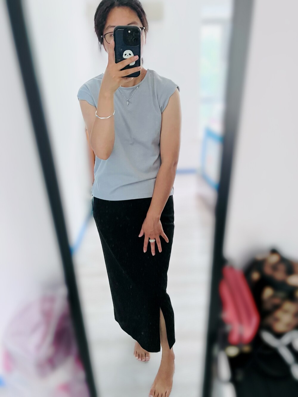 ブルー系のTシャツ/カットソー、ブラック系のスカートを着用したレディースの夏コーディネートの2枚目の写真