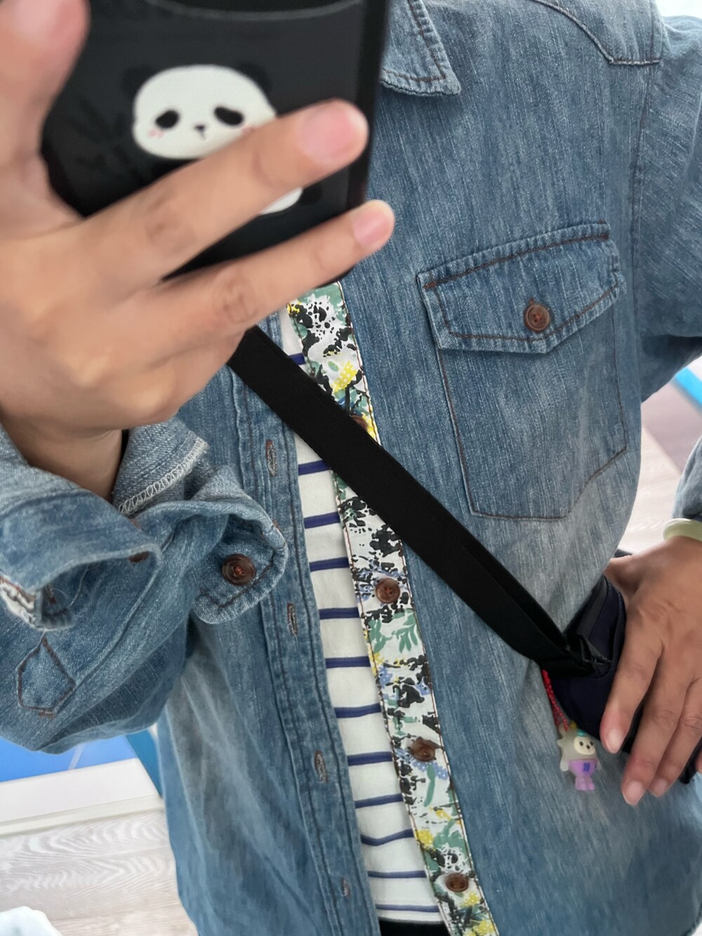 その他のチノパンツ、その他のバッグを着用したレディースの秋コーディネートの2枚目の写真