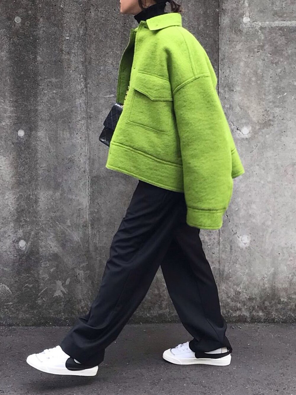 ブラック系のその他パンツ、ホワイト系のスニーカー、グリーン系のブルゾンを着用したレディースの春コーディネートの3枚目の写真