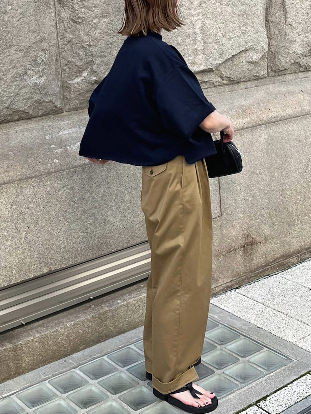 ブルー系のTシャツ/カットソー、ベージュ系のチノパンツ、シルバー系のブレスレットを着用したレディースの夏コーディネートの2枚目の写真