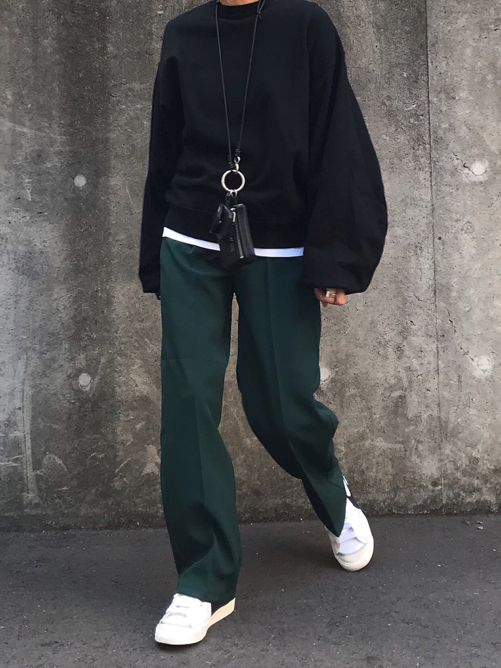 ブラック系のスウェット、ホワイト系のスニーカーを着用したレディースの冬コーディネートの2枚目の写真