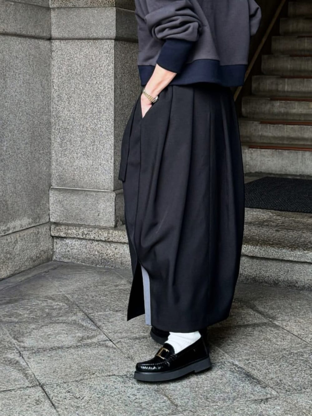 ブルー系のスウェットを着用したレディースの秋コーディネートの3枚目の写真