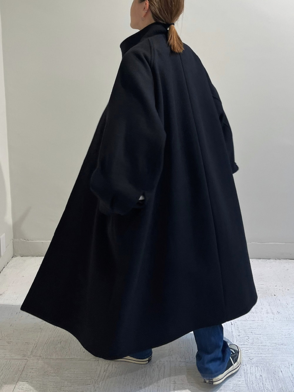 ブラック系のジャケット/アウター、ブラック系のボストンバッグ、シルバー系のブレスレットを着用したレディースの秋コーディネートの3枚目の写真