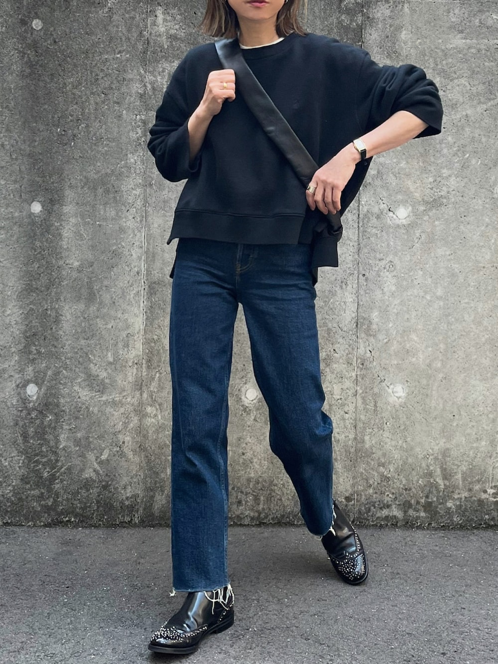 ブラック系のショルダーバッグ、ブラック系のブーツを着用したレディースの春コーディネートの3枚目の写真