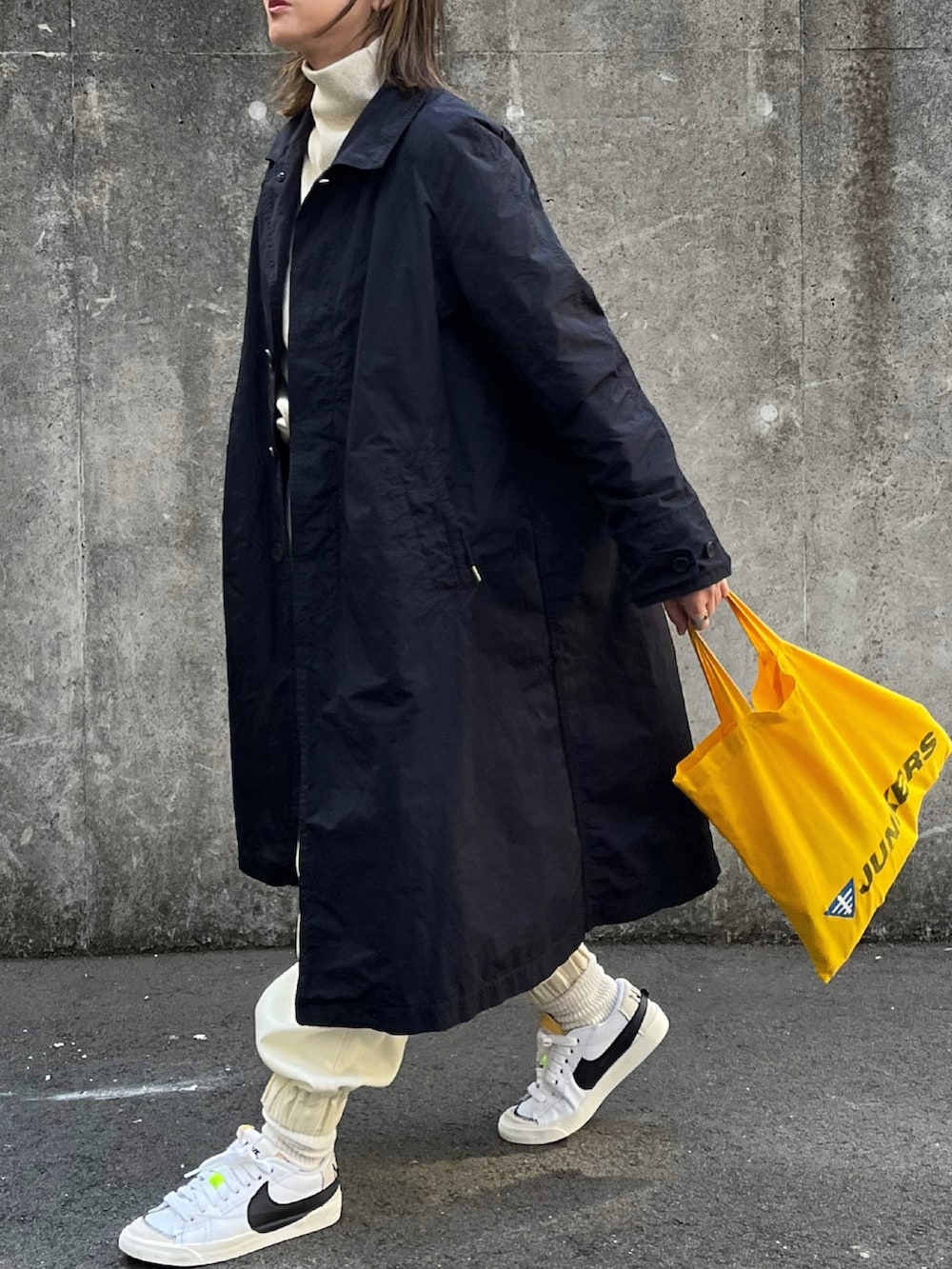 ホワイト系のスウェット、ホワイト系のパンツ、ホワイト系のスニーカーを着用したレディースの冬コーディネートの3枚目の写真