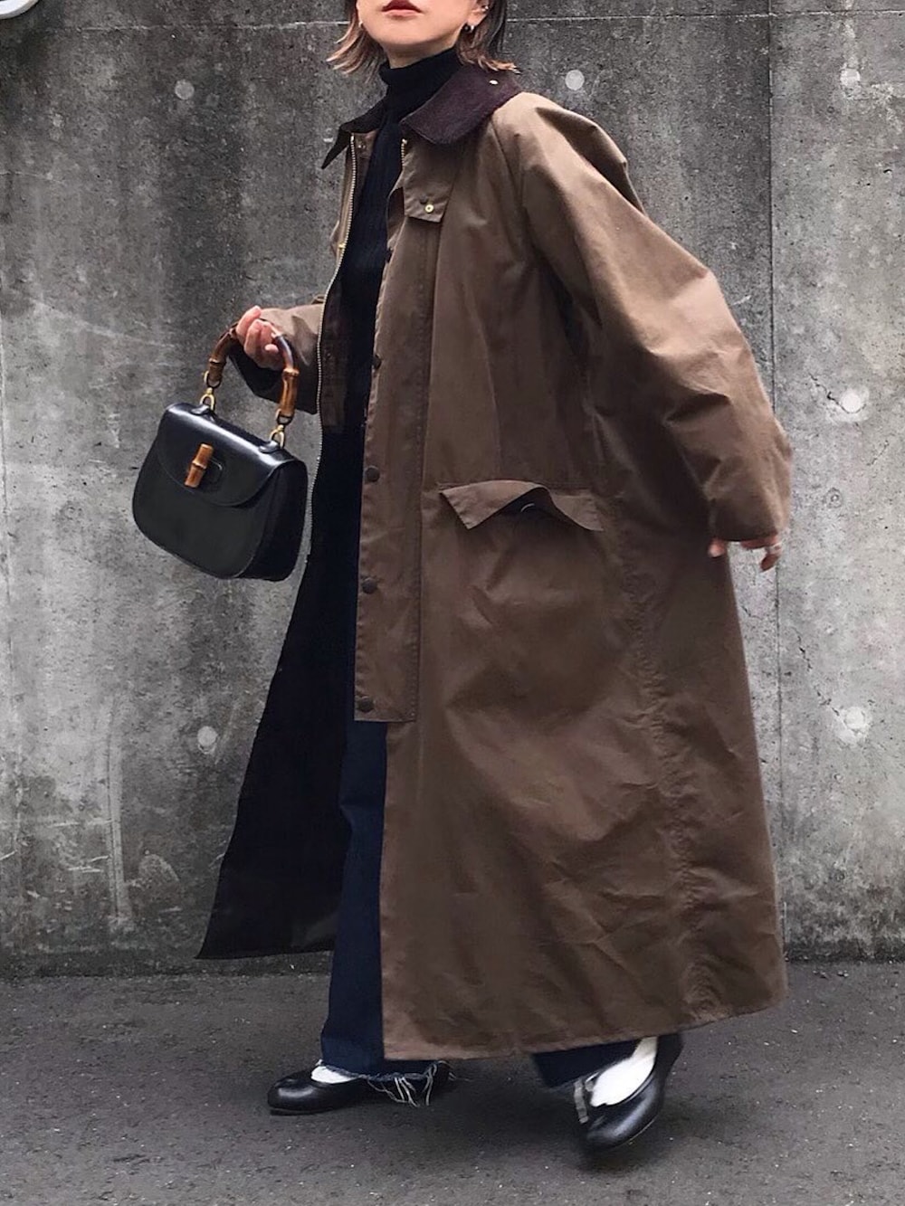 ブラウン系のその他アウター、ブラック系のバレエシューズ、ブラック系のベルトを着用したレディースの冬コーディネートの2枚目の写真