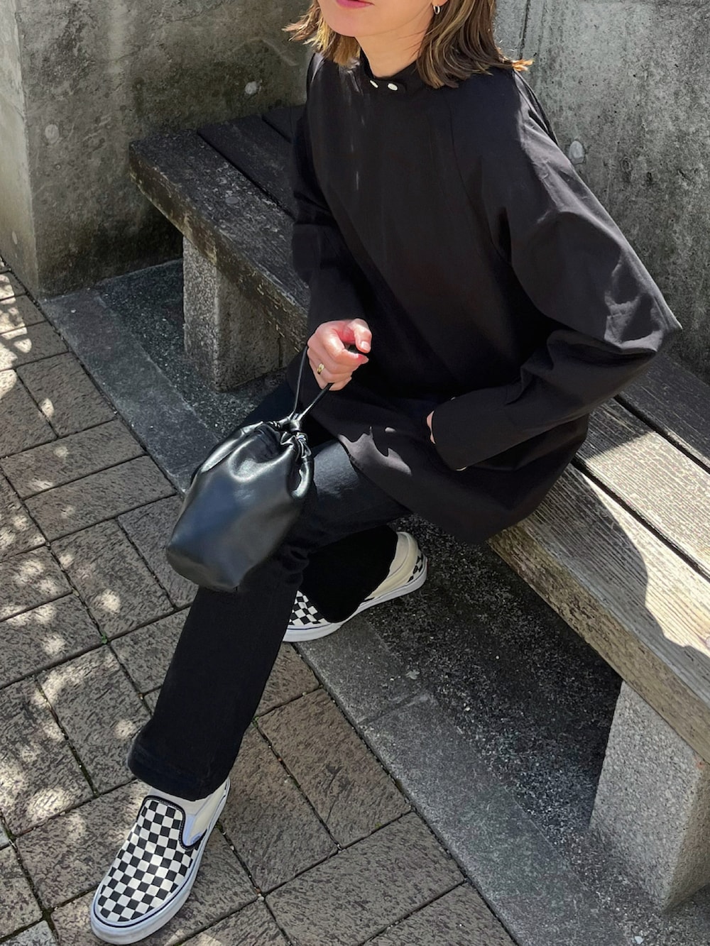 ブラック系のシャツ/ブラウス、ブラック系のスリッポンを着用したレディースの春コーディネートの3枚目の写真