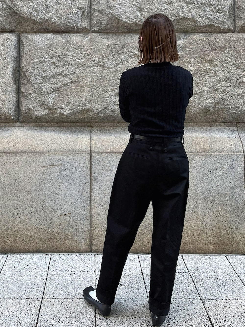 ブラック系のパンツ、ブラック系のバレエシューズ、ブラック系のベルトを着用したレディースの秋コーディネートの5枚目の写真