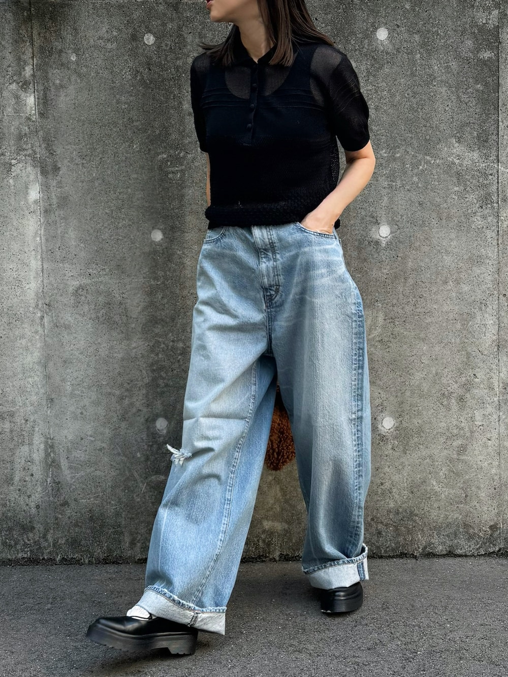 ブルー系のデニムパンツ、ブラック系のその他シューズを着用したレディースの秋コーディネートの2枚目の写真