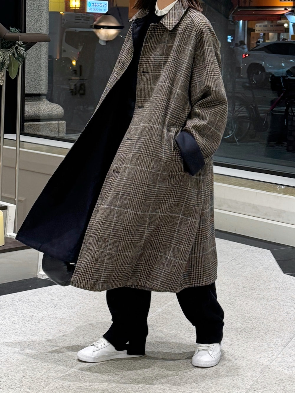 ブルー系のジャケット/アウター、ブラック系のその他パンツを着用したレディースの冬コーディネートの2枚目の写真