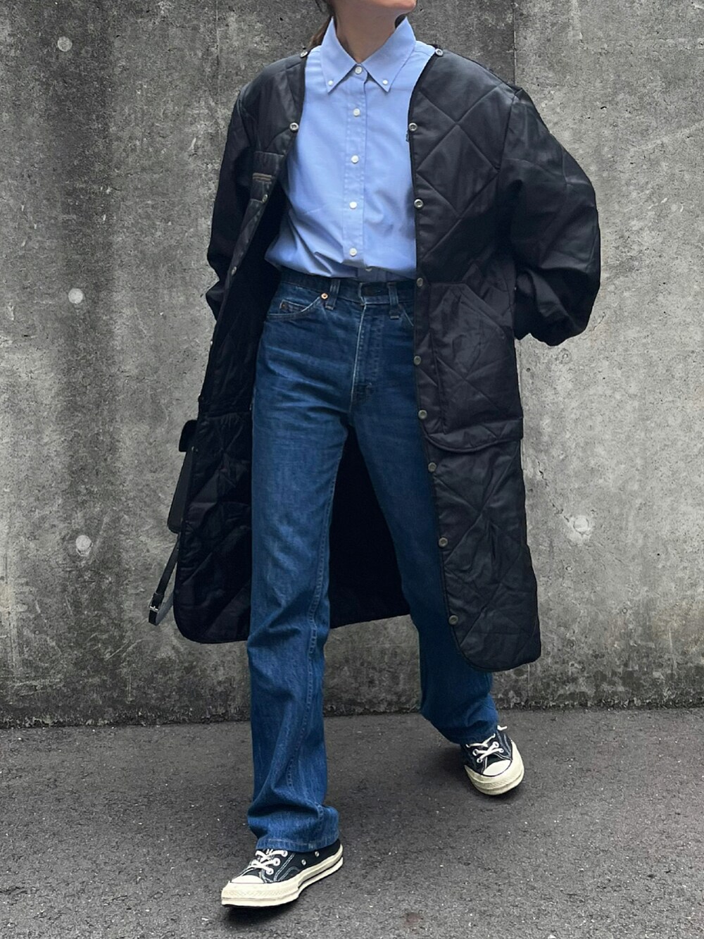 ブラック系のジャケット/アウター、ブルー系のシャツ/ブラウスを着用したレディースの冬コーディネートの3枚目の写真