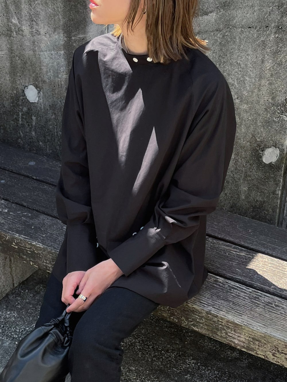 ブラック系のシャツ/ブラウス、ブラック系のスリッポンを着用したレディースの春コーディネートの4枚目の写真