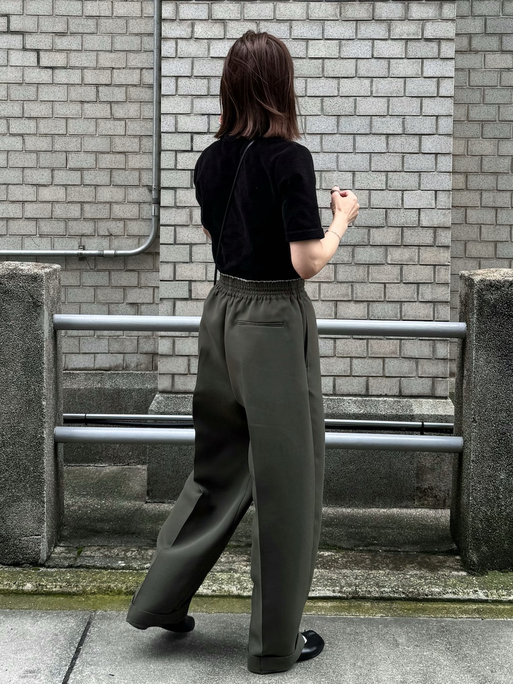ブラック系のTシャツ/カットソー、グリーン系のパンツ、ブラック系のバレエシューズを着用したレディースの夏コーディネートの4枚目の写真