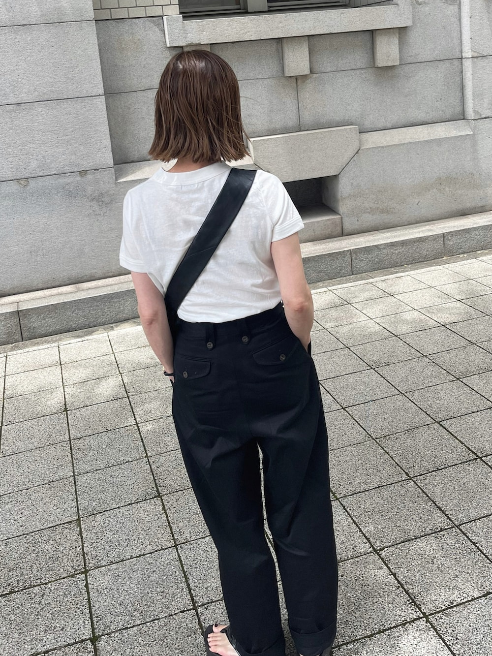 ホワイト系のTシャツ/カットソー、ブラック系のショルダーバッグ、ブラック系のサンダルを着用したレディースの夏コーディネートの2枚目の写真