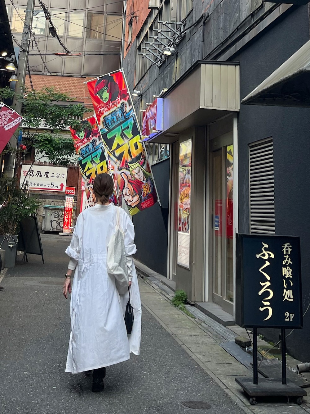 ブラック系のチノパンツ、ブラック系のブーツ、シルバー系のブレスレットを着用したレディースの春コーディネートの4枚目の写真