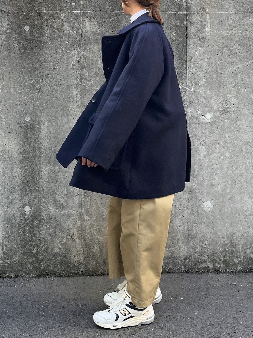 ブルー系のピーコート、ホワイト系のTシャツ/カットソー、ホワイト系のスニーカーを着用したレディースの冬コーディネートの5枚目の写真