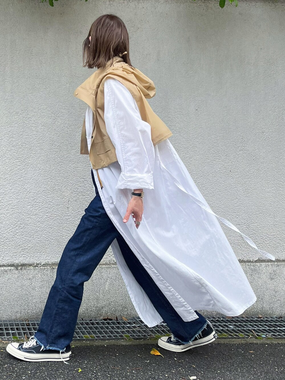 ブルー系のデニムパンツ、シルバー系のブレスレットを着用したレディースの春コーディネートの4枚目の写真