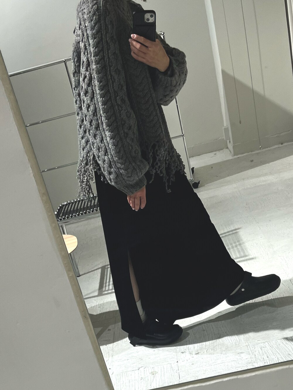 グレー系のニット/セーター、ブラック系のワンピース、ブラック系のその他シューズを着用したレディースの冬コーディネートの2枚目の写真