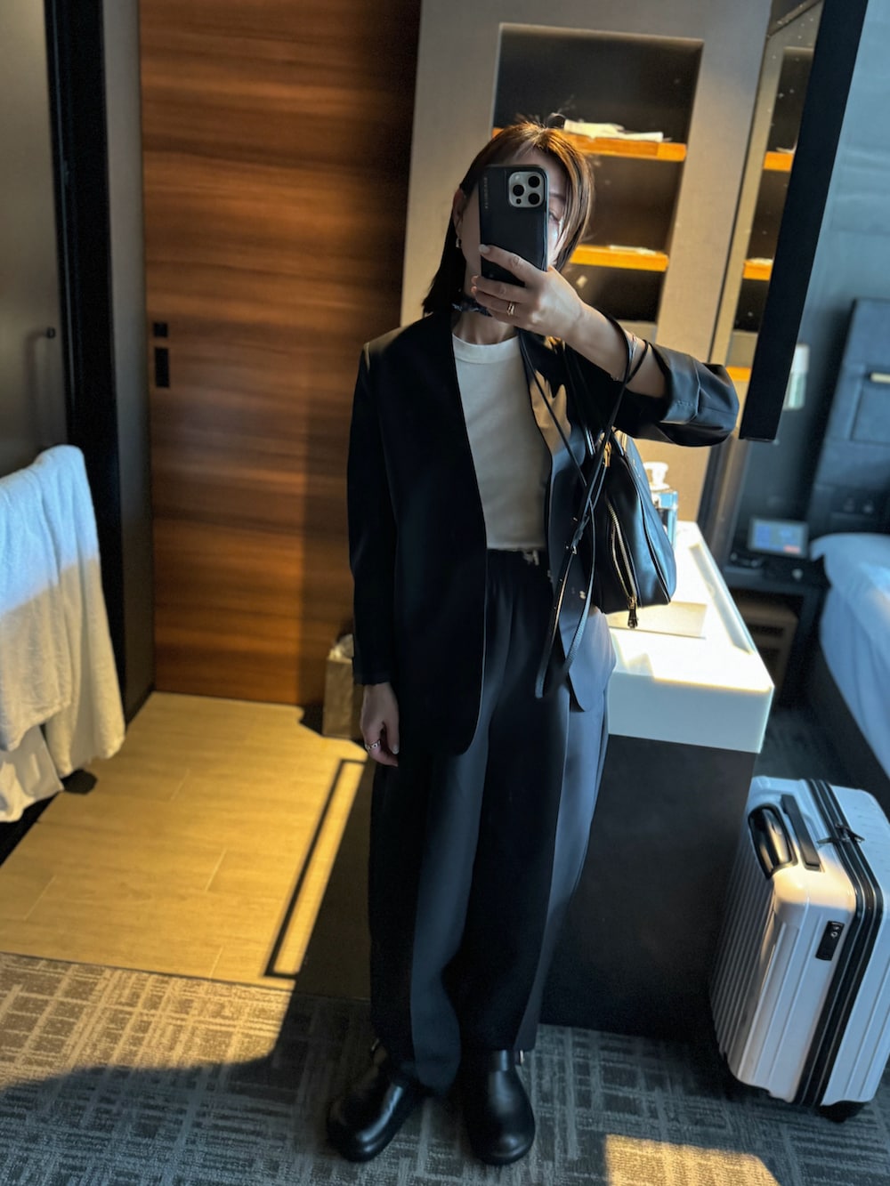 ブラック系のテーラードジャケット、ブラック系のパンツ、ブラック系のその他シューズを着用したレディースの夏コーディネートの2枚目の写真