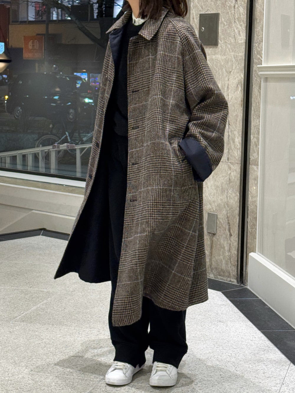 ブルー系のジャケット/アウター、ブラック系のその他パンツを着用したレディースの冬コーディネートの3枚目の写真