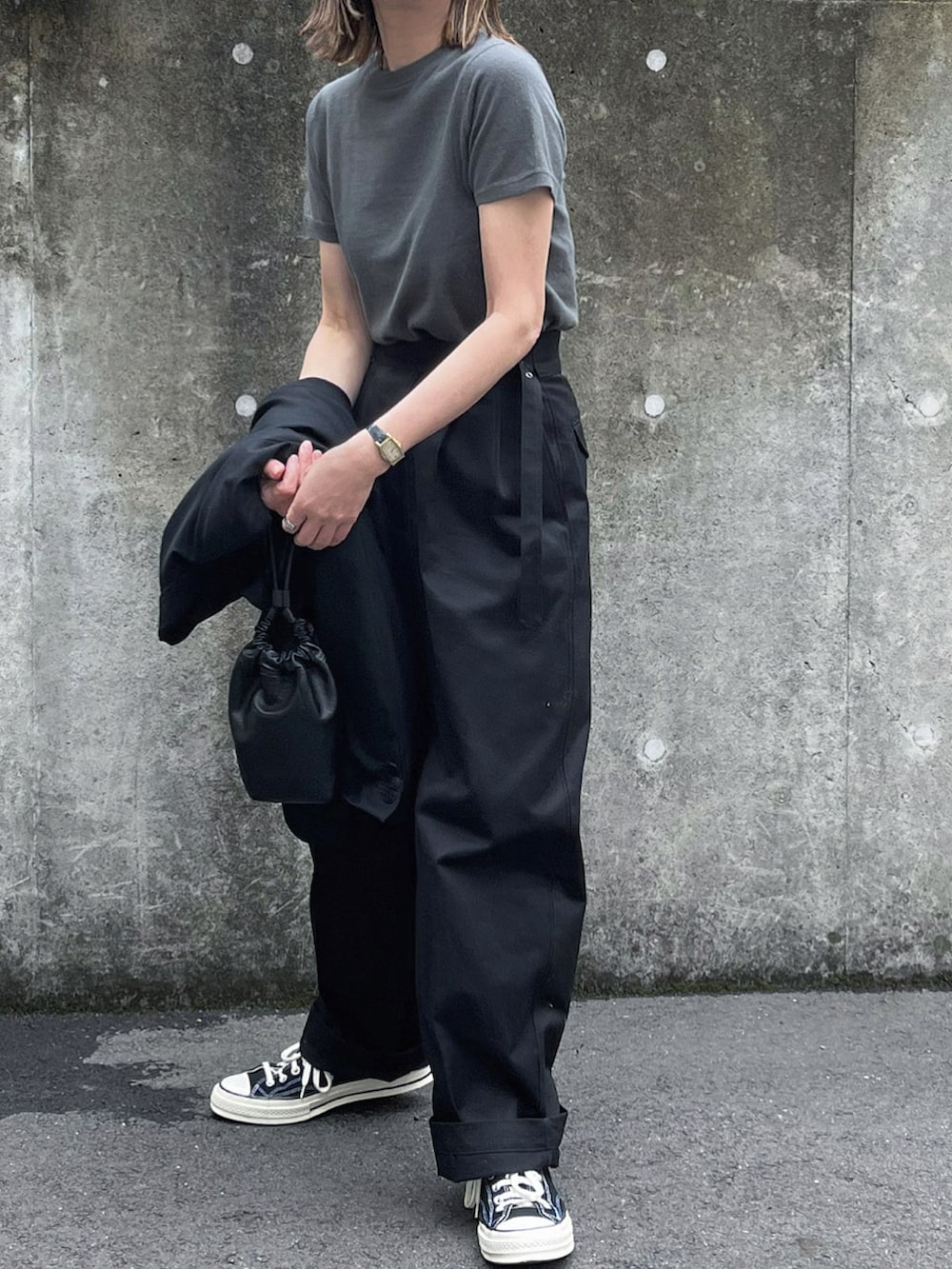 グレー系のTシャツ/カットソー、ブラック系のチノパンツ、シルバー系のブレスレットを着用したレディースの春コーディネートの4枚目の写真