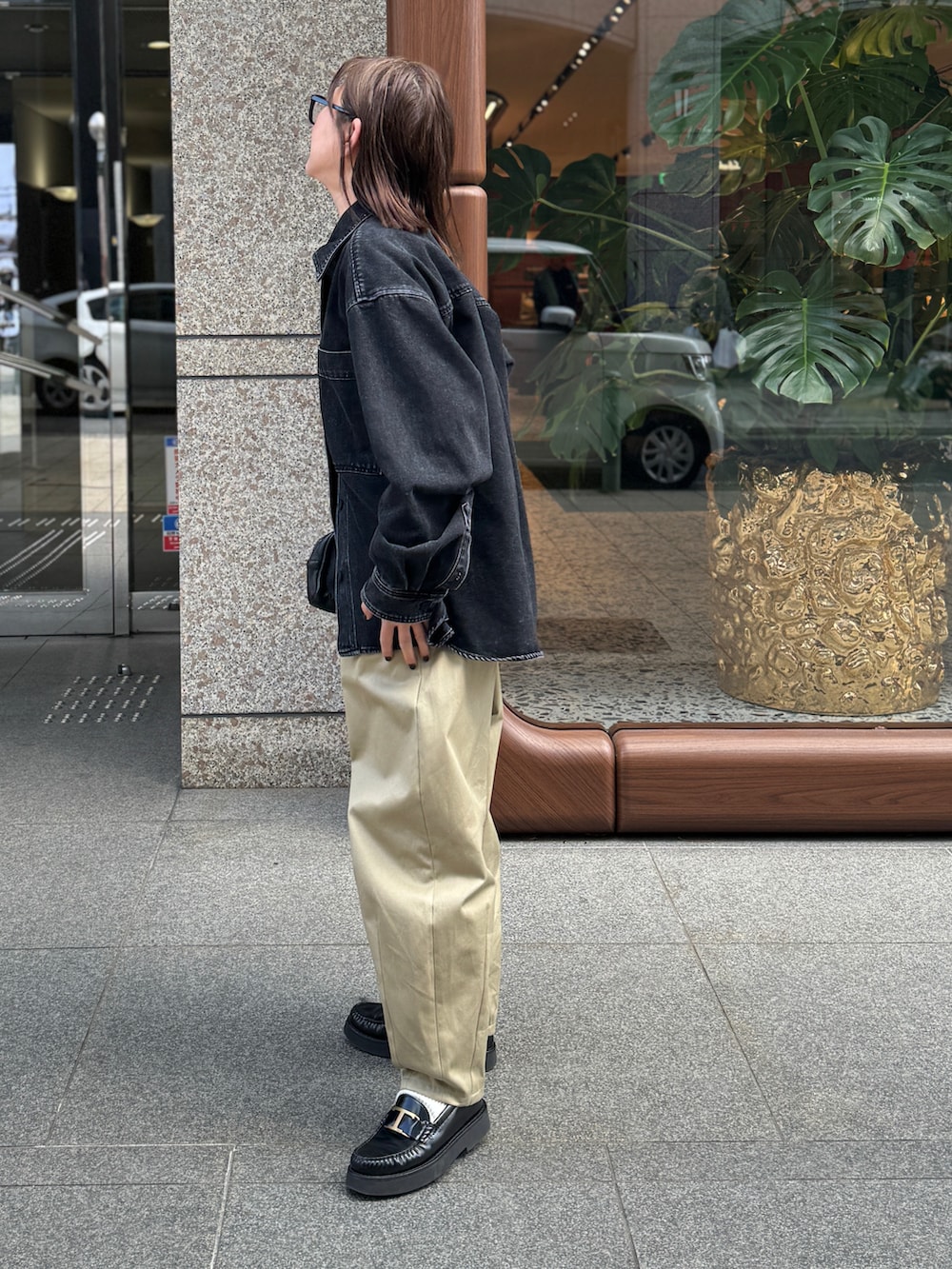 ベージュ系のチノパンツ、ブラック系のローファー、ブラック系のボストンバッグを着用したレディースの冬コーディネートの4枚目の写真