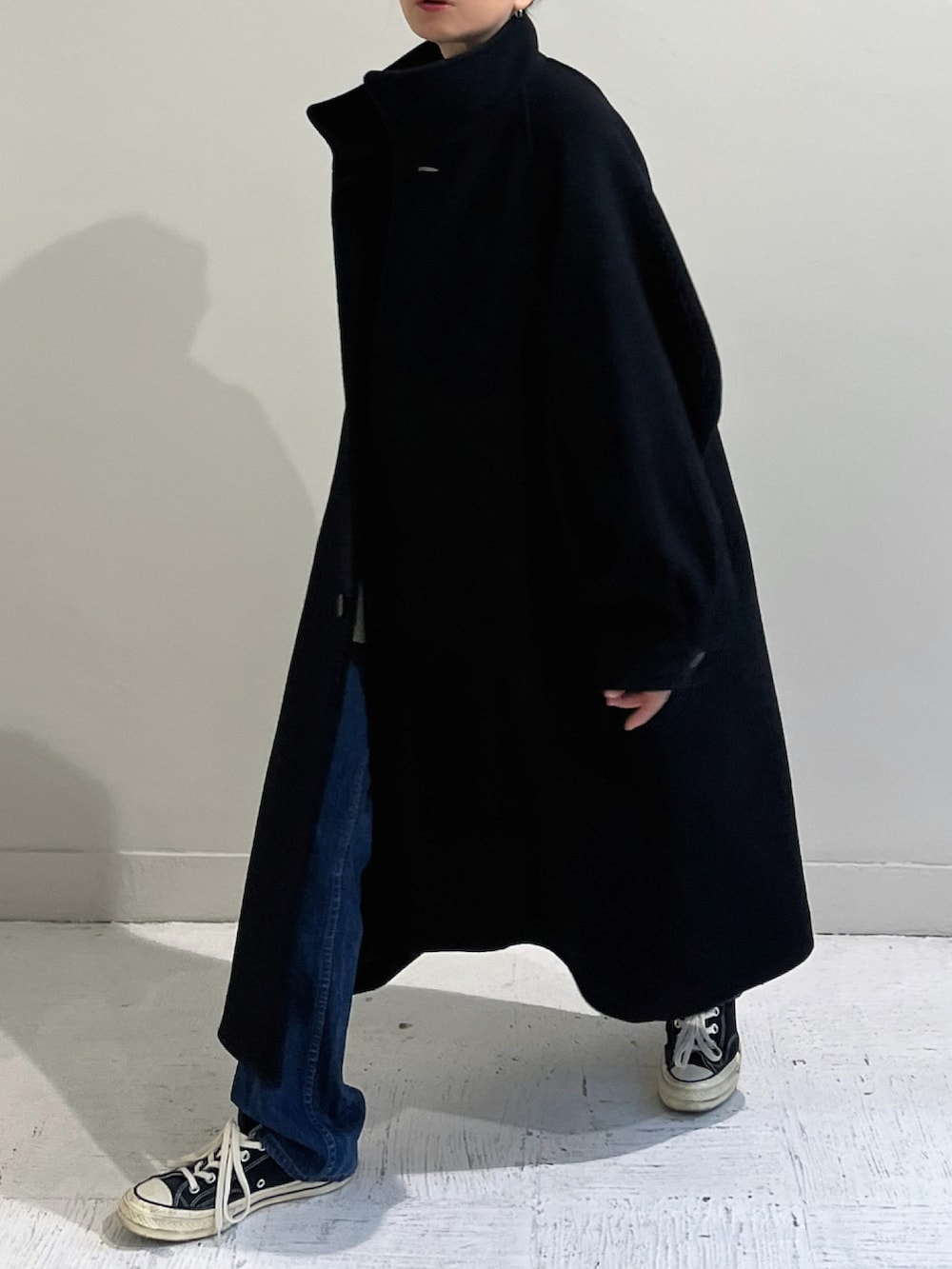 ブラック系のジャケット/アウター、ブラック系のボストンバッグ、シルバー系のブレスレットを着用したレディースの秋コーディネートの4枚目の写真