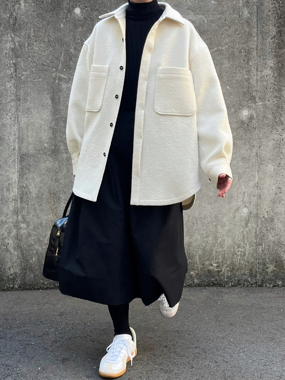 ホワイト系のジャケット/アウター、ホワイト系のスニーカーを着用したレディースの冬コーディネートの2枚目の写真