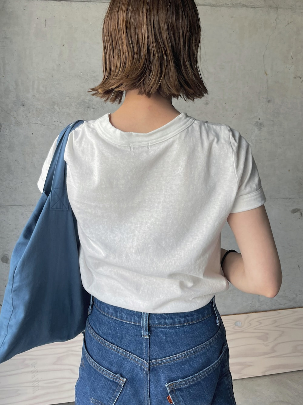 ホワイト系のTシャツ/カットソー、ブルー系のトートバッグ、ブラック系のサンダルを着用したレディースの夏コーディネートの3枚目の写真