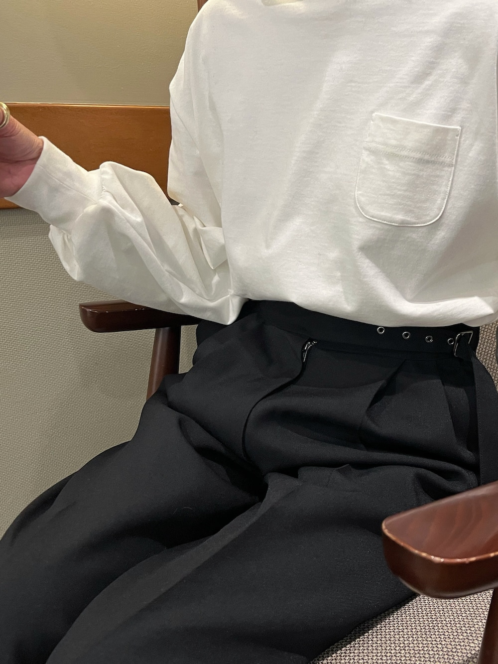 ブラック系のローファー、ブラック系のパンツを着用したレディースの冬コーディネートの3枚目の写真