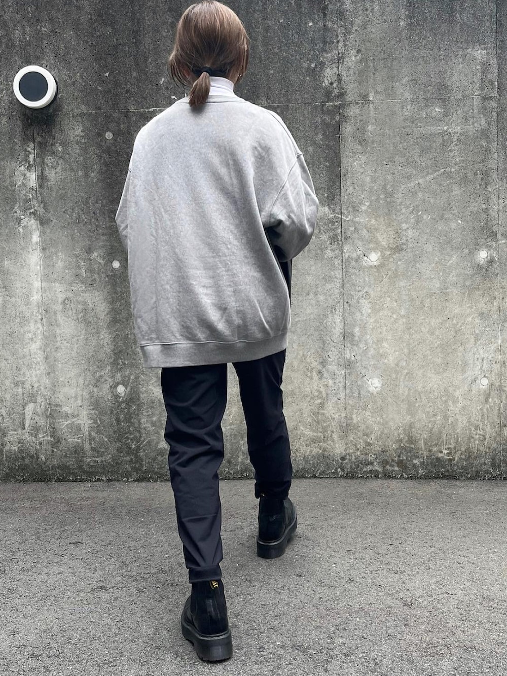 グレー系のスウェット、ホワイト系のTシャツ/カットソーを着用したレディースの冬コーディネートの4枚目の写真