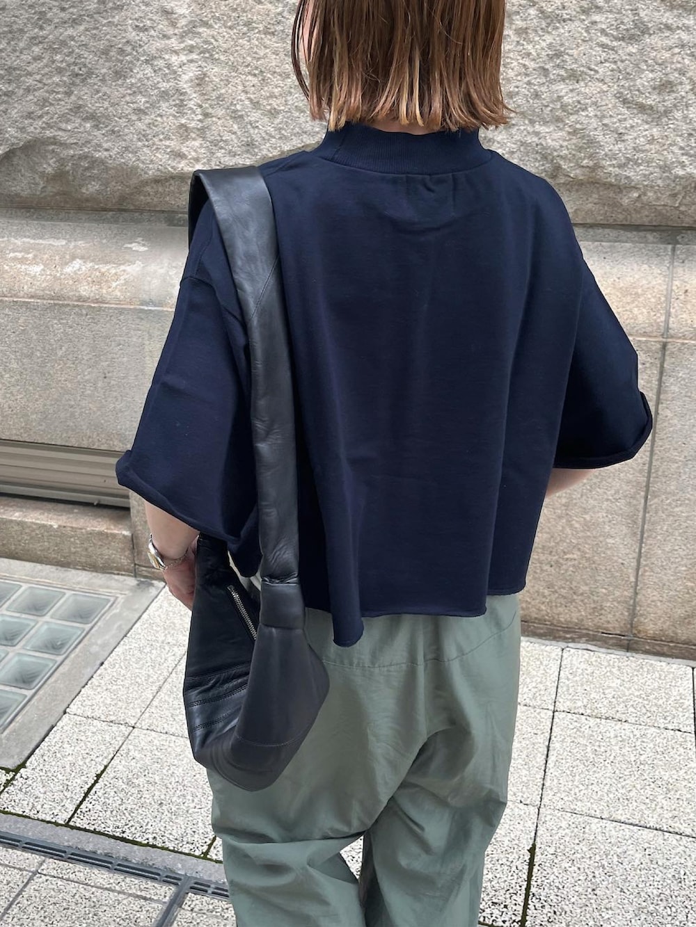 「シンプルスタイル、クロップドトップス、パラシュートパンツ、大人カジュアル、サンダル、夏コーデ、ネイビー×カーキ」｜「manonfripesのアイテム（Tシャツ/カットソー、ブルー系）」を使った、あさひさん（レディース・161cm）の夏コーディネートの3枚目の写真