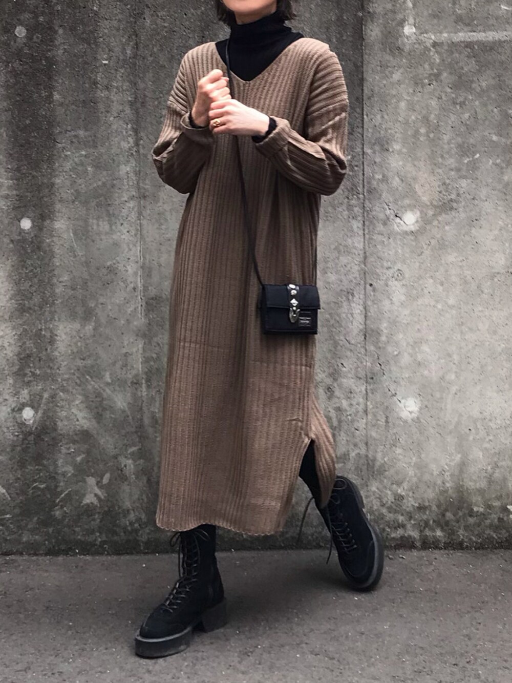 ブラウン系のワンピース、ブラック系のブーツ、ブラック系のタイツ/ストッキングを着用したレディースの冬コーディネートの3枚目の写真