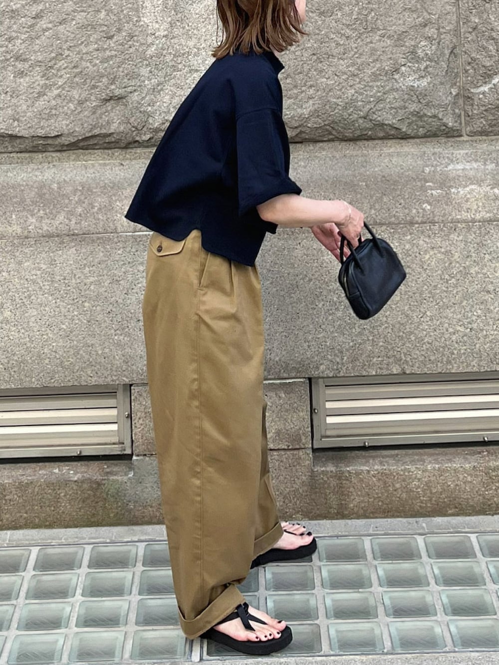 ブルー系のTシャツ/カットソー、ベージュ系のチノパンツ、シルバー系のブレスレットを着用したレディースの夏コーディネートの4枚目の写真