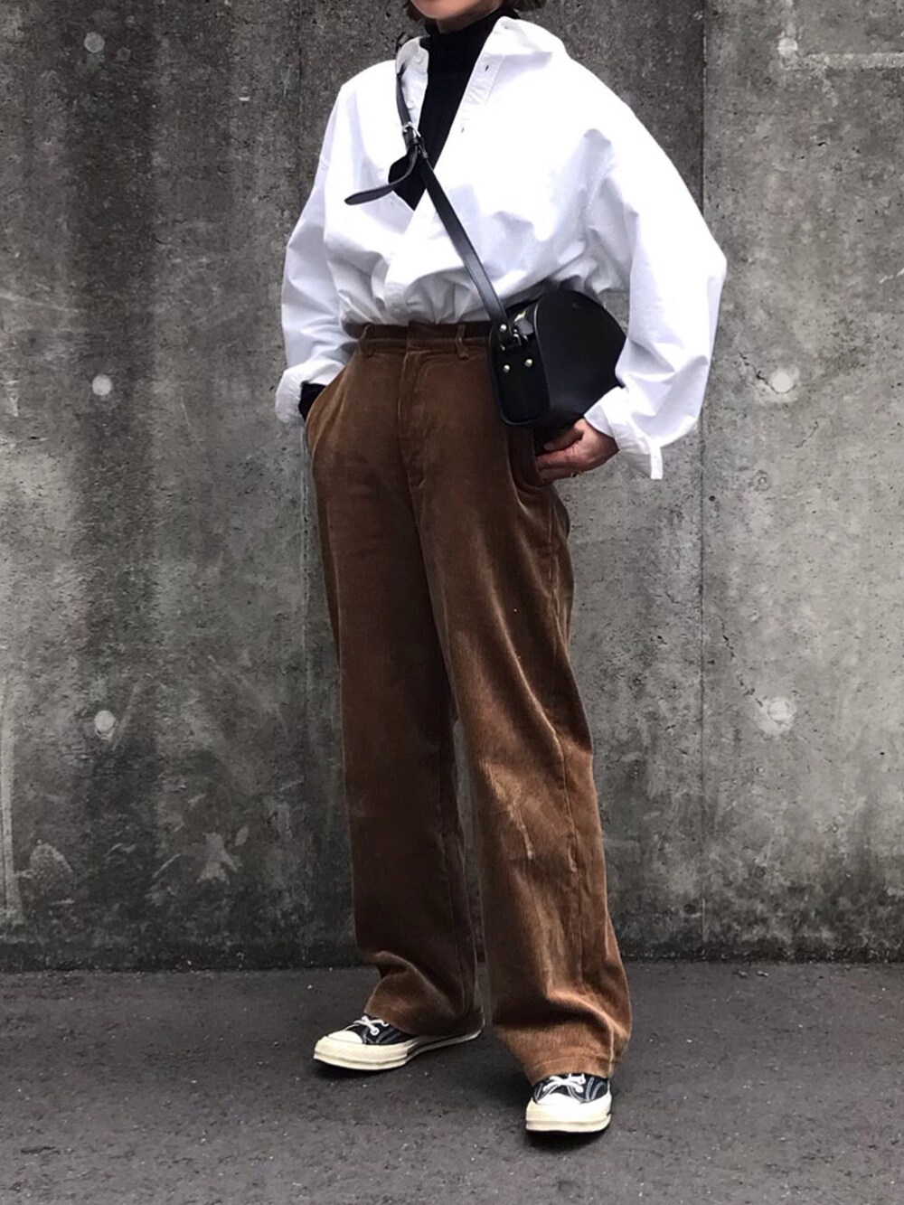 ホワイト系のシャツ/ブラウス、ブラック系のショルダーバッグを着用したレディースの冬コーディネートの2枚目の写真