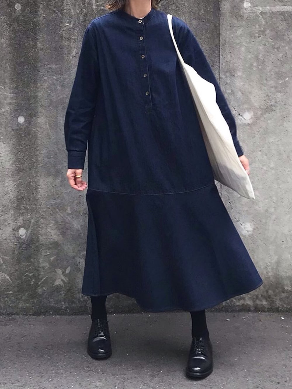ブルー系のワンピース、ブラック系のドレスシューズ、ブラック系のタイツ/ストッキングを着用したレディースの春コーディネートの2枚目の写真