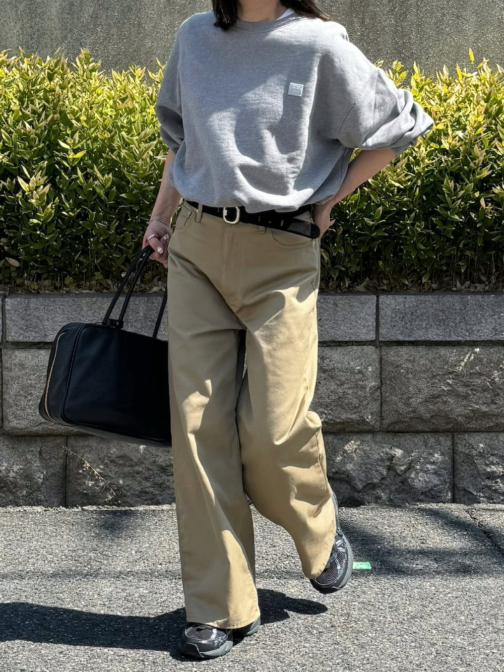 ベージュ系のチノパンツ、シルバー系のリングを着用したレディースの春コーディネートの4枚目の写真